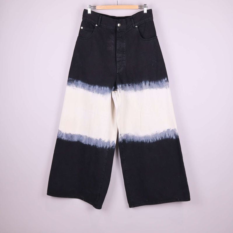 Vida jeans med svart och vitt batikmönster framifrån