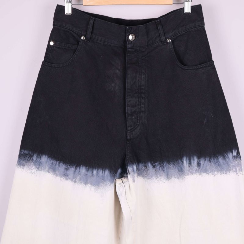 Närbild på midja och framsida av batikmönstrade jeans