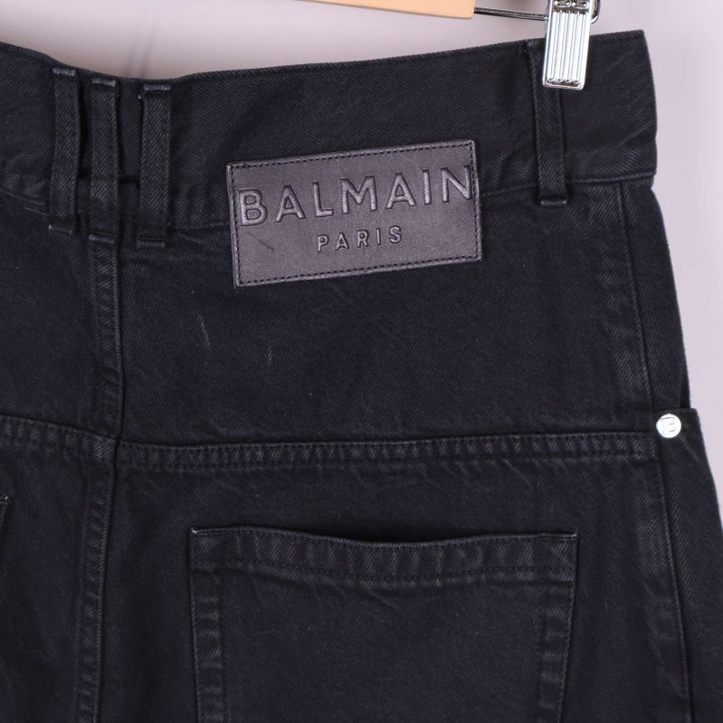 Närbild på Balmain Paris-lapp på jeansens baksida