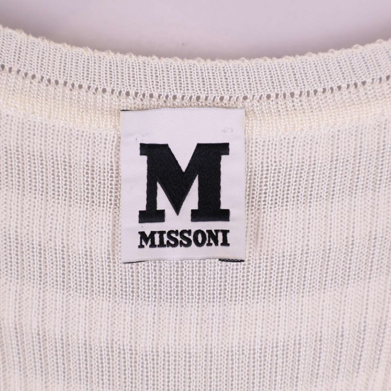Närbild på Missoni logotyp i nacken