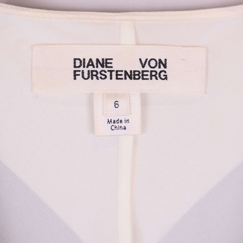 Närbild på etikett med Diane von Furstenberg-logotype