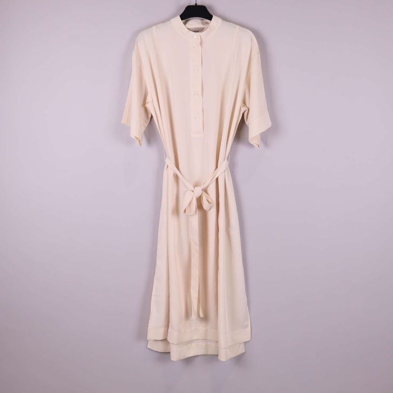 Krämfärgad midiklänning med skärp framifrån