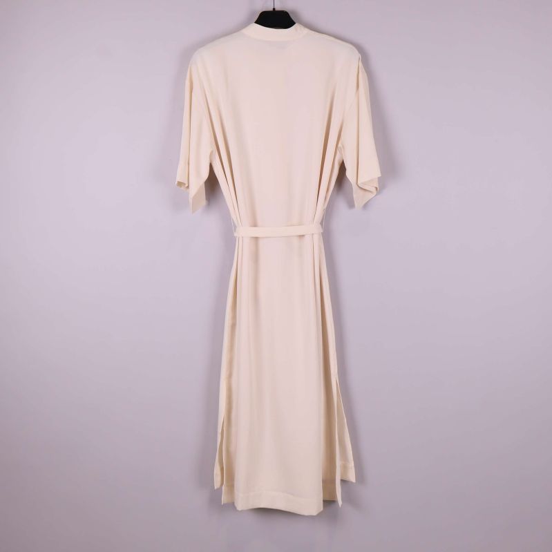 Krämfärgad midiklänning med skärp bakifrån