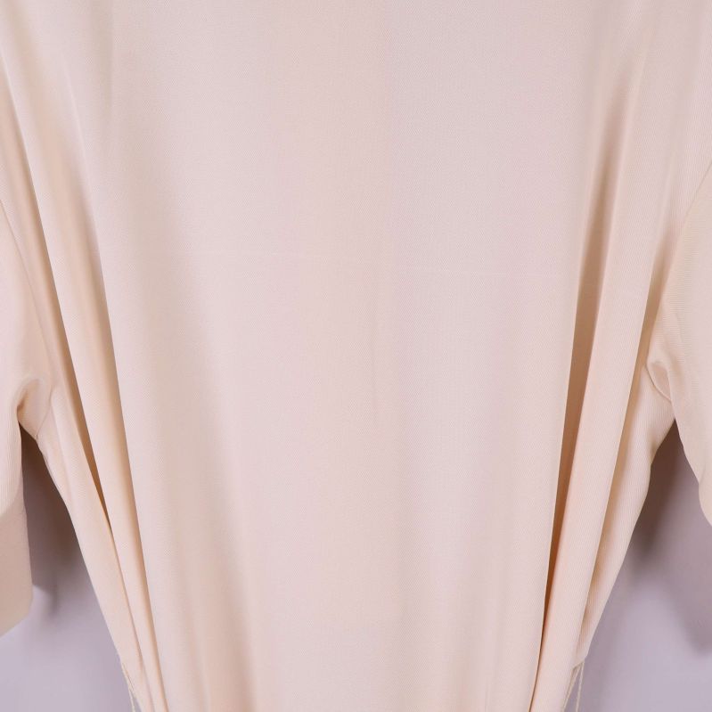 Närbild på klänningens släta tyg bak