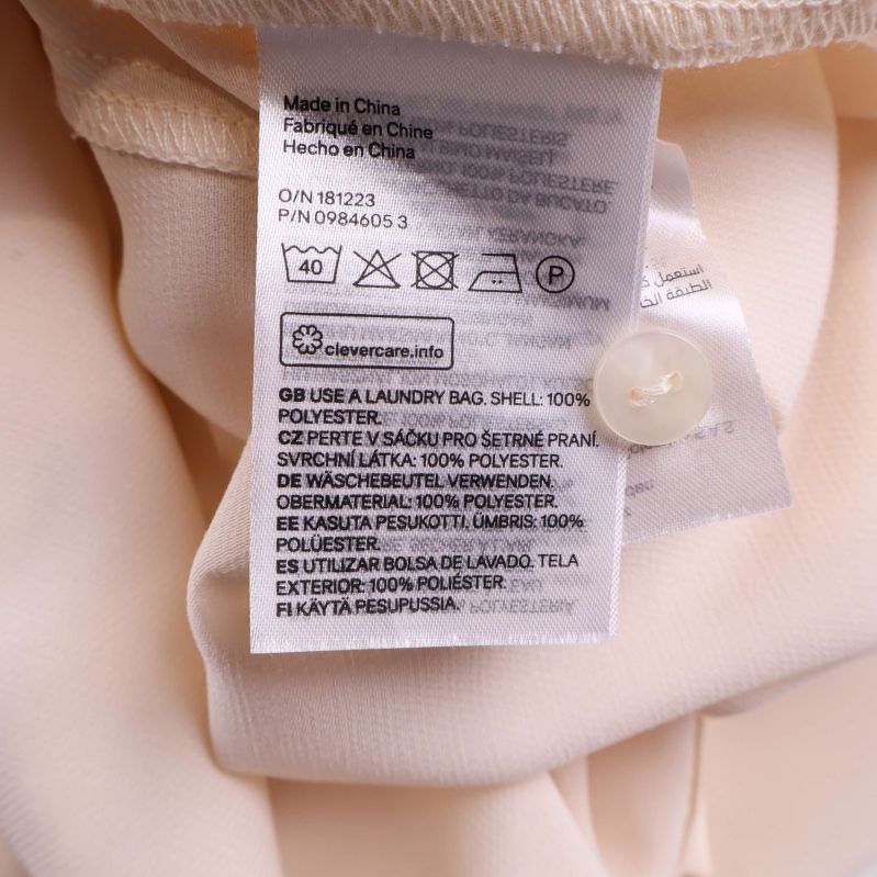 Materiallapp visar 100% polyester