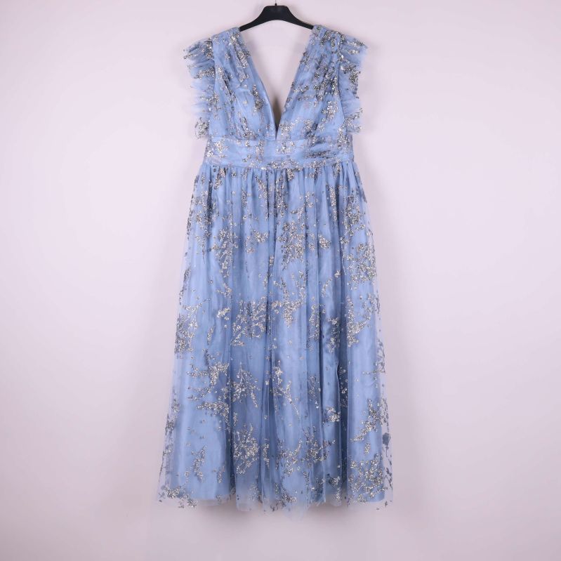 Ljusblå klänning med glitterdetaljer framifrån på galge