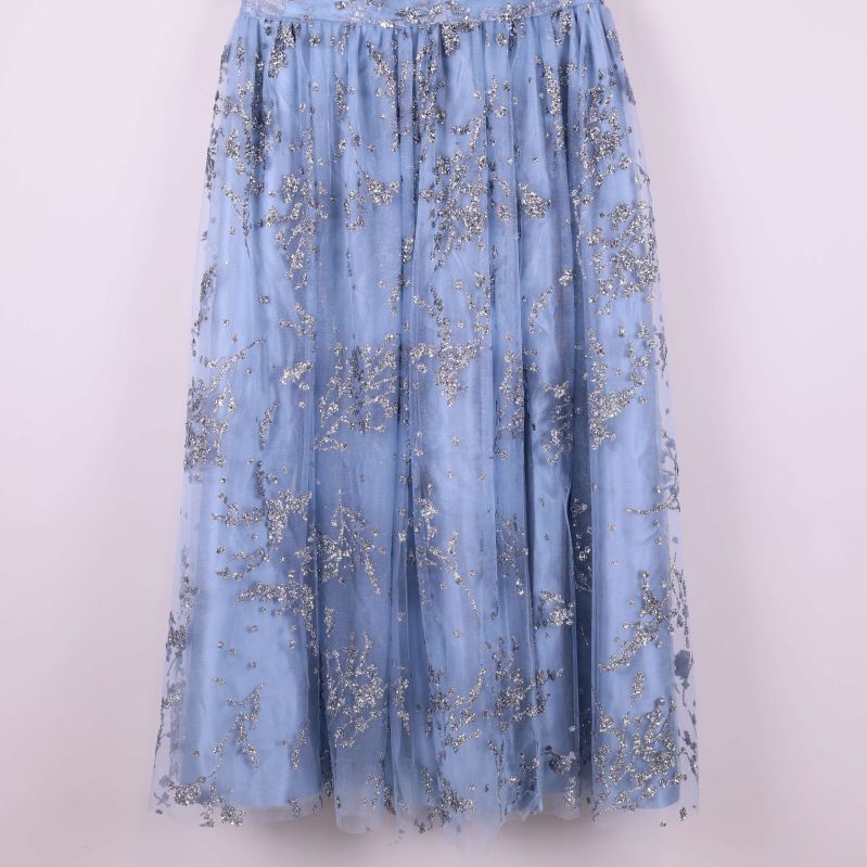 Närbild på kjoldelen med glitterbroderier