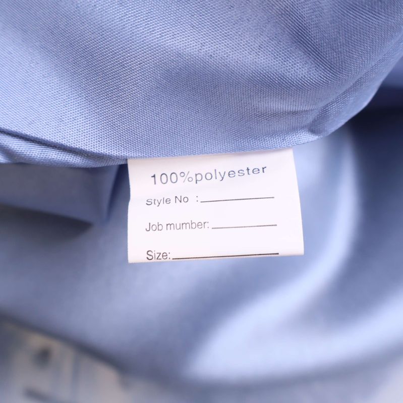 Materiallapp med texten 100% polyester