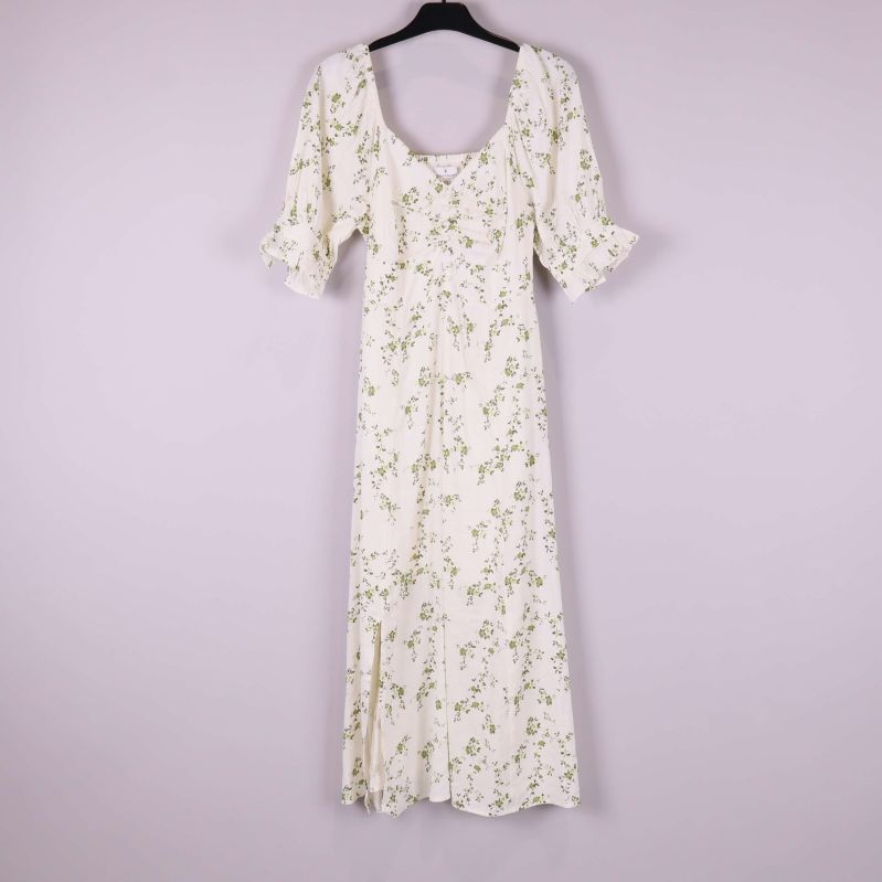 Vit maxiklänning med grönt blommönster framifrån