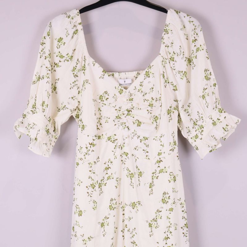 Närbild på puffärm och rynkade detaljer fram