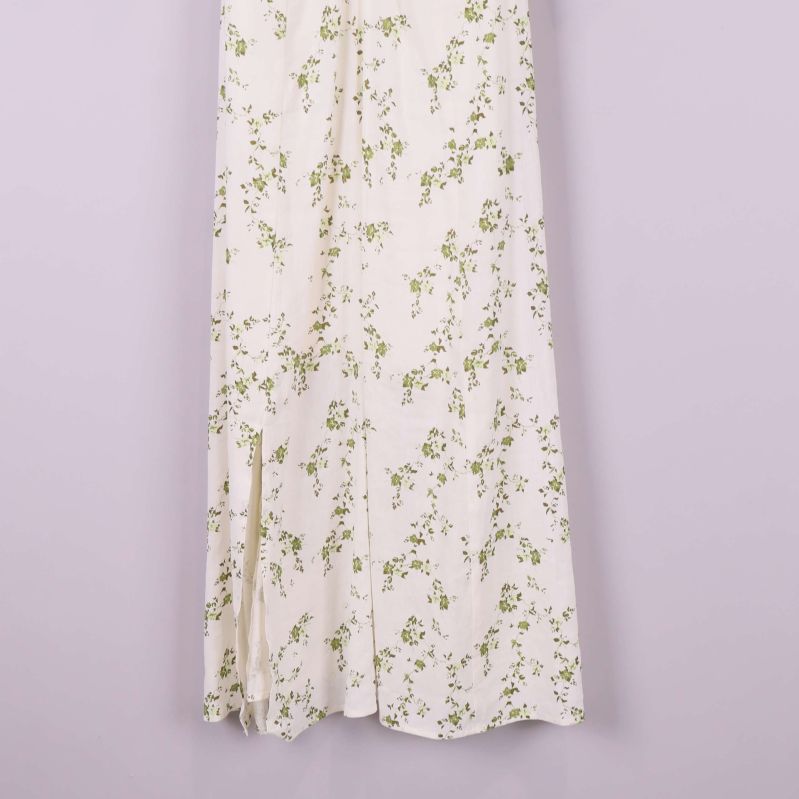 Närbild på nedre delen av klänningen med slits