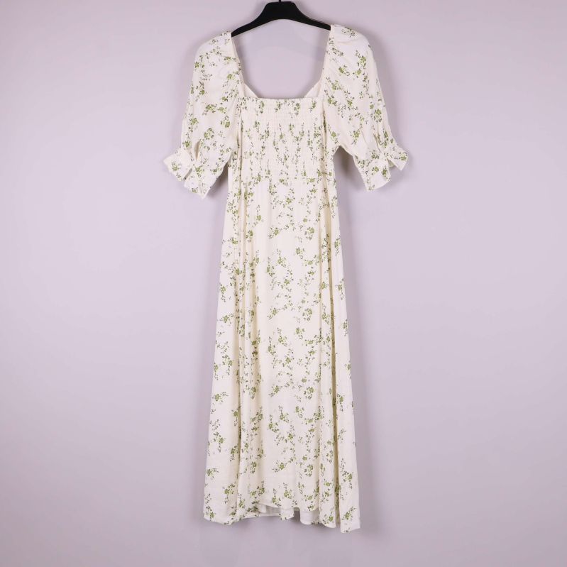 Vit maxiklänning med grönt blommönster bakifrån