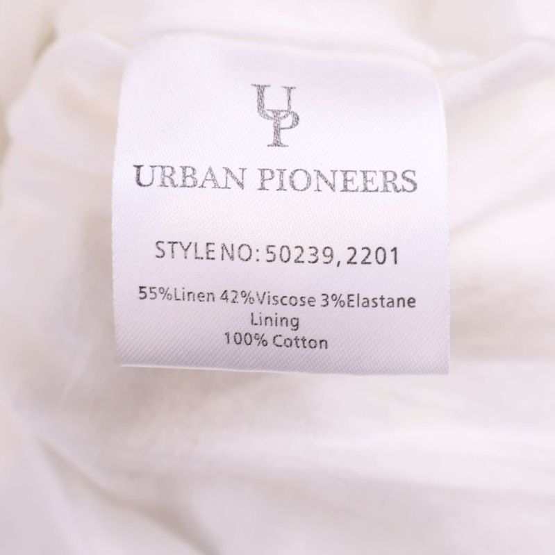 Material- och tvättetikett som visar sammansättning av tyget