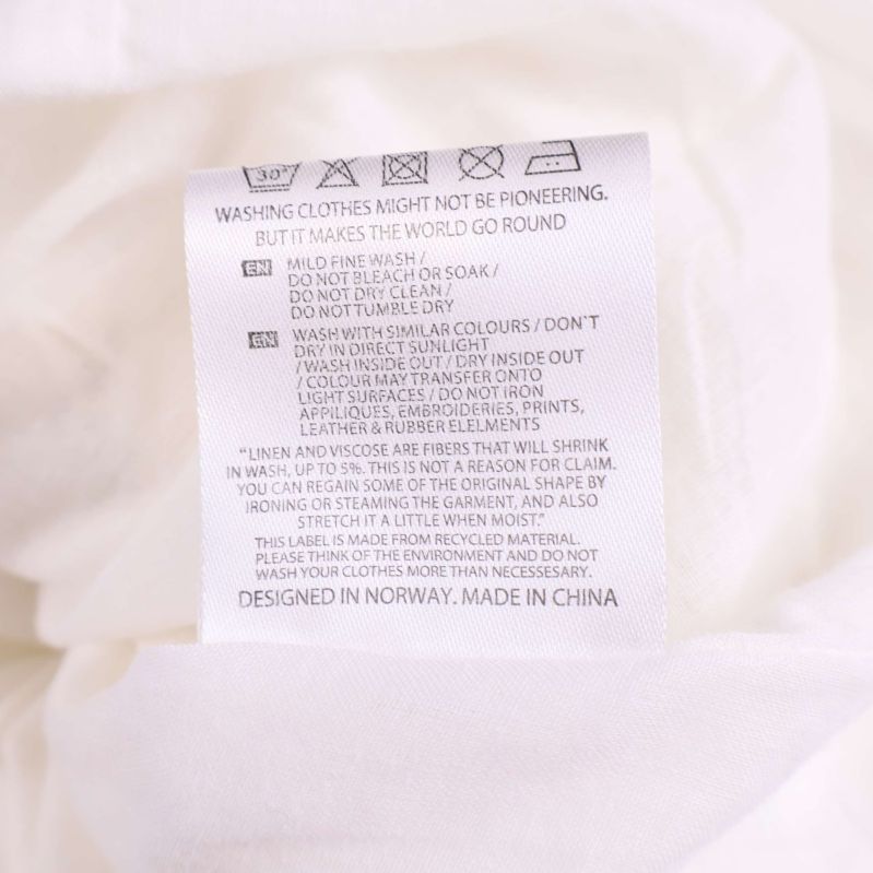 Tvättinstruktioner på klänningens etikett