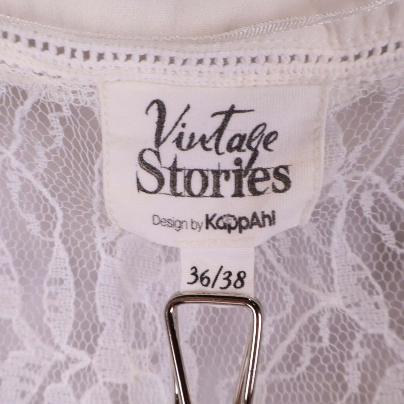 Närbild på Vintage Stories etikett och storlek