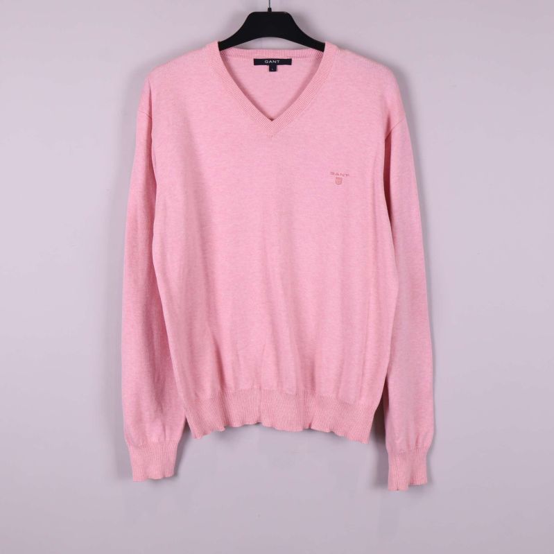 V-ringad rosa tröja med lång ärm på galge