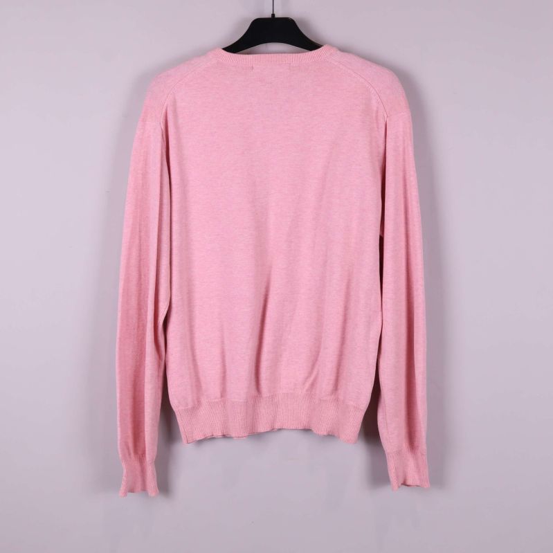 Baksidan av rosa v-ringad tröja på galge