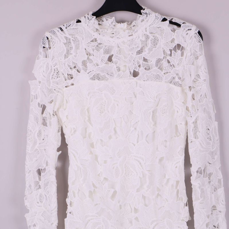 Närbild på överdel och ärmar i spetsmaterial