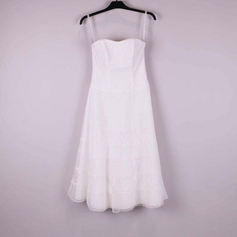 Vit axelbandslös klänning med spetsdetalj på galge framifrån