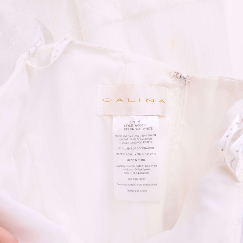 Insida av klänning med materialetikett och Galina-logotyp