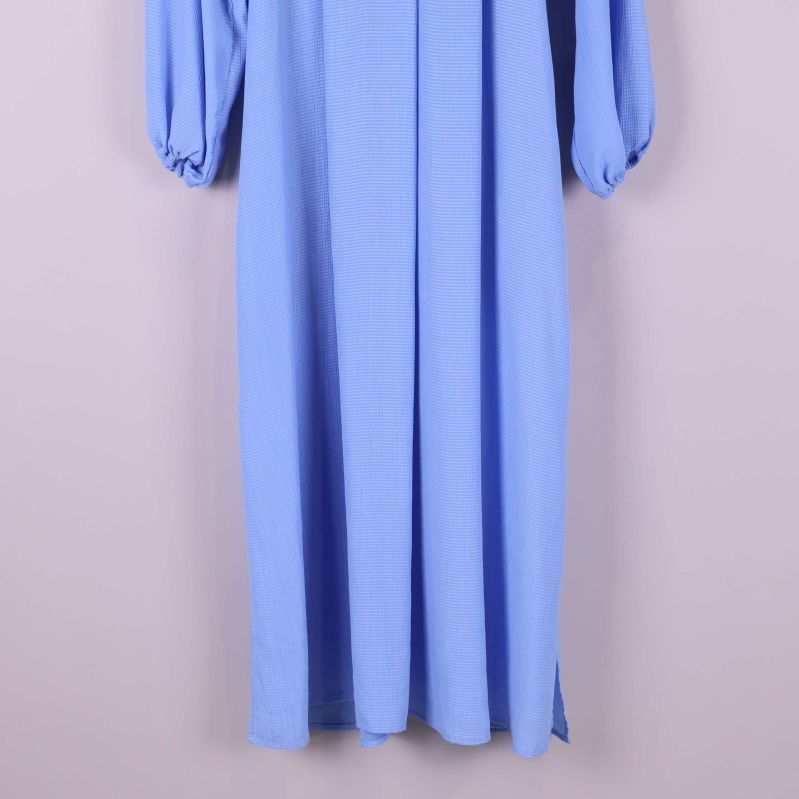 Nedre del av långklänning med sidslitsar