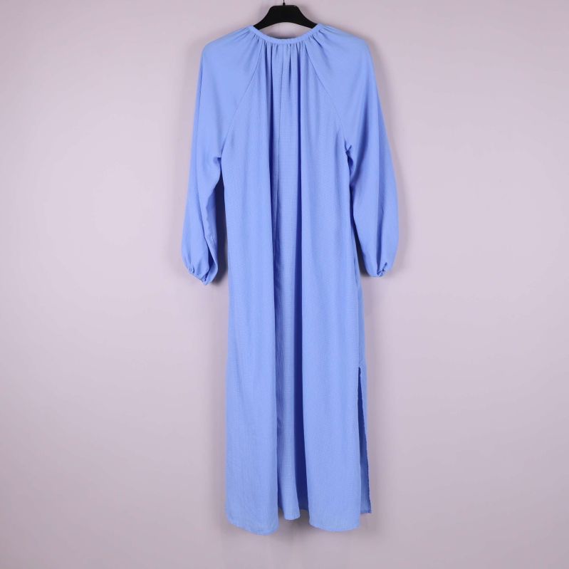 Baksidan av ljusblå klänning med sidslits