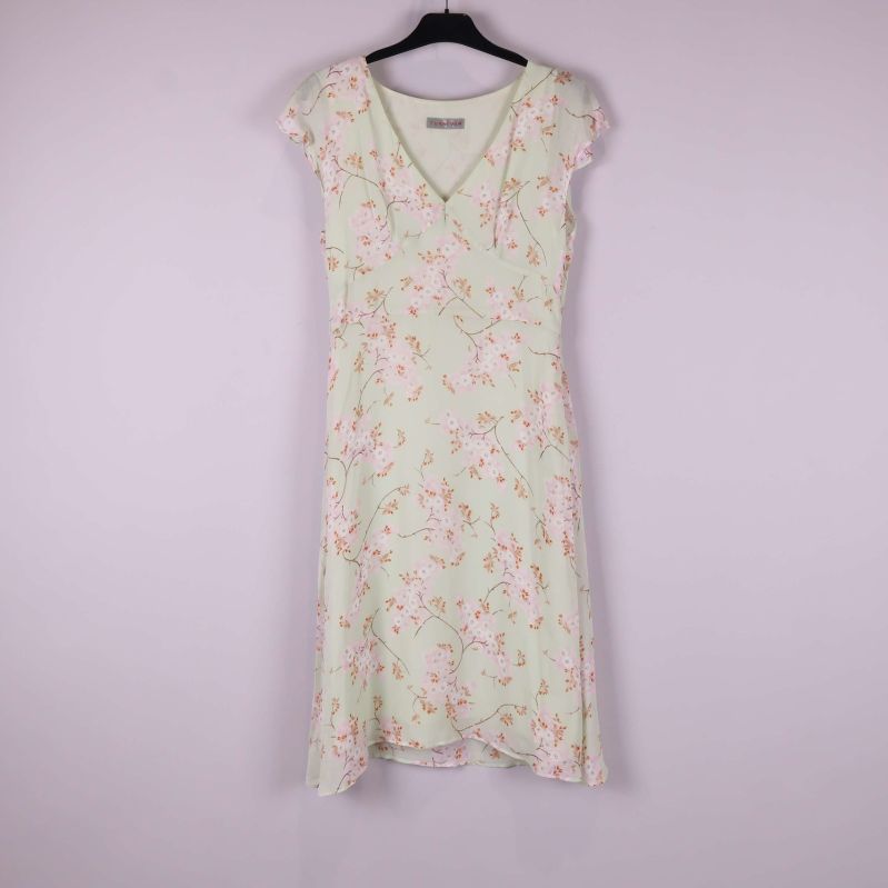 Framsidan av ljus blommig klänning på galge