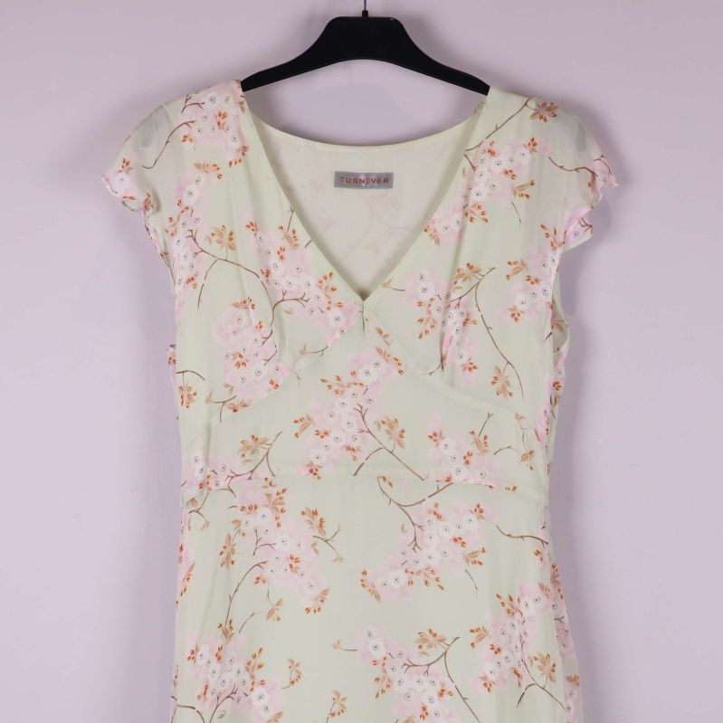 Överkropp på klänning med v-ringning och blommigt mönster