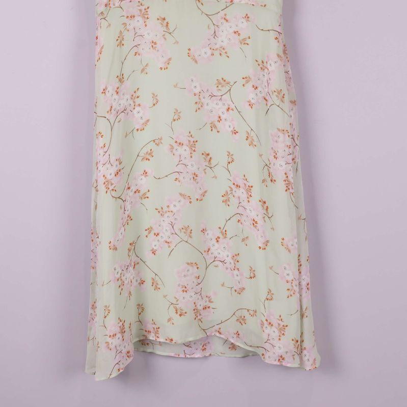 Nederdel av klänningen med blommigt mönster och svagt utställd kjol