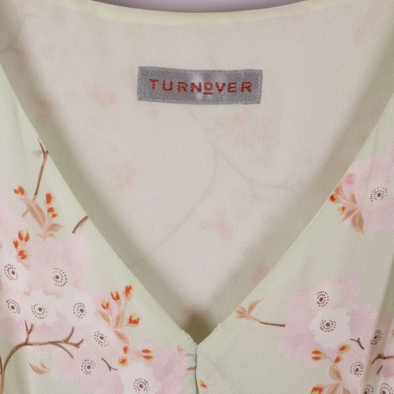 Närbild på etikett med märket Turnover i klänningen