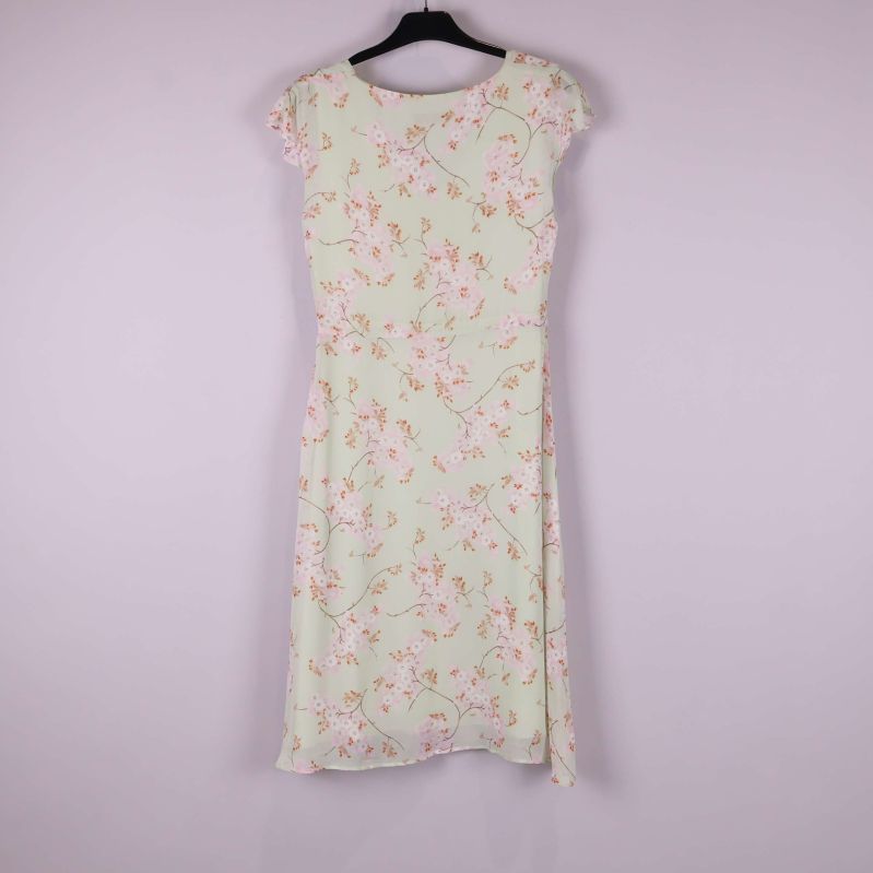 Baksidan av ljus blommig klänning på galge