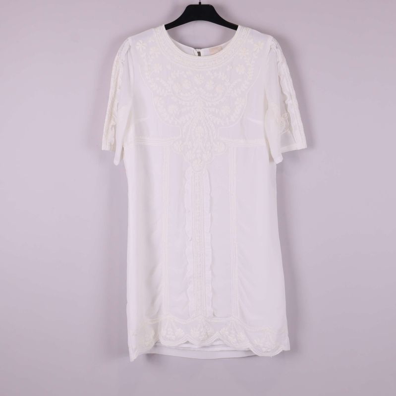 Vit kortärmad klänning med spets framtill på galge