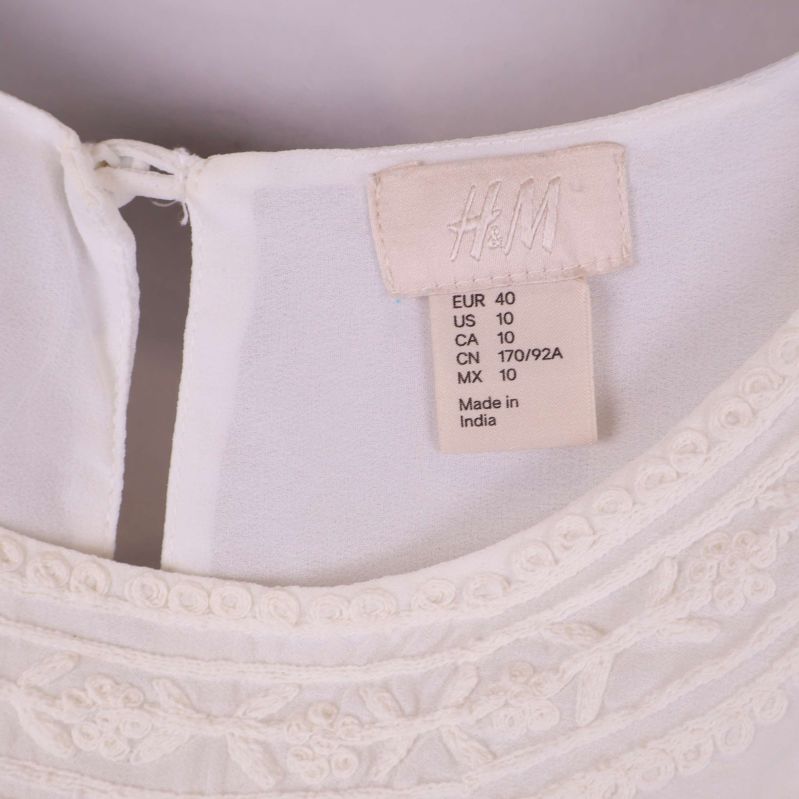 Närbild på H&M etikett med storlek 40 i halsen