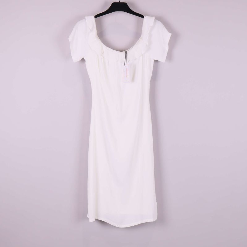 Vit sommarklänning med volang och kort ärm framifrån