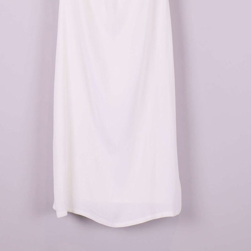 Nedre delen av vit klänning med lätt rundad fåll