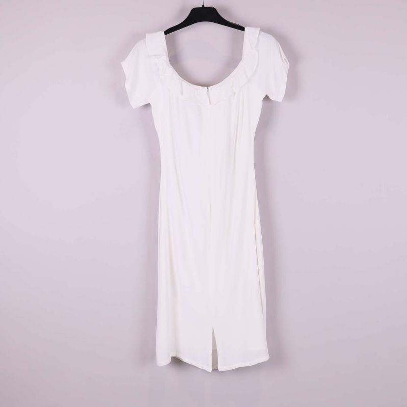 Vit sommarklänning bakifrån med slits nertill