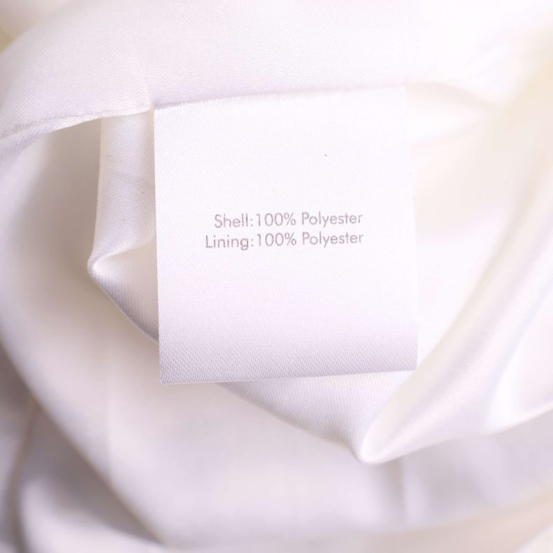 Materiallapp visar 100% polyester i både tyg och foder