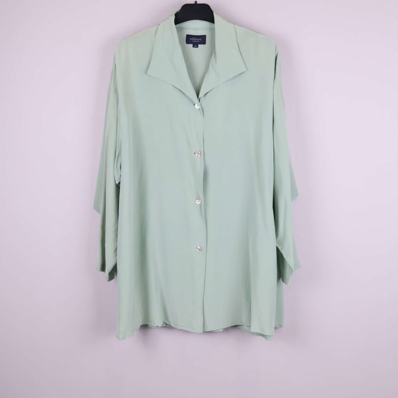 Ljusgrön skjorta med avslappnad passform framifrån