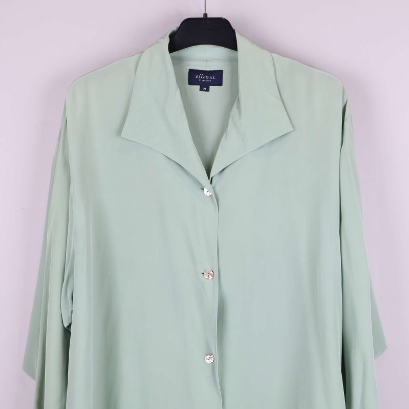 Främre del av skjortan med ljusa knappar