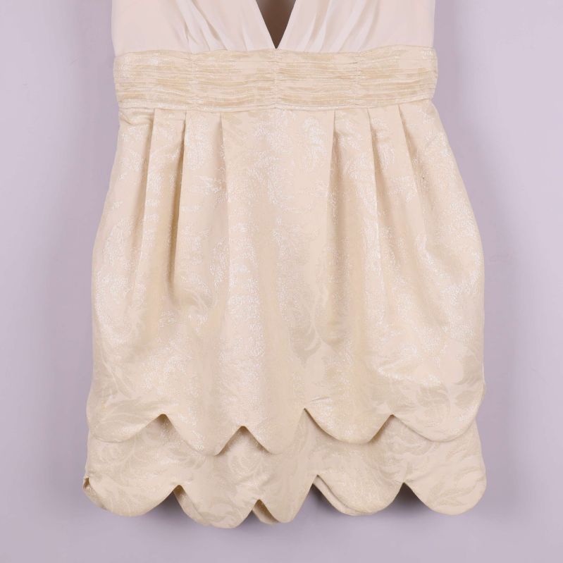 Närbild på kjol med struktur och scallop-formad nederkant