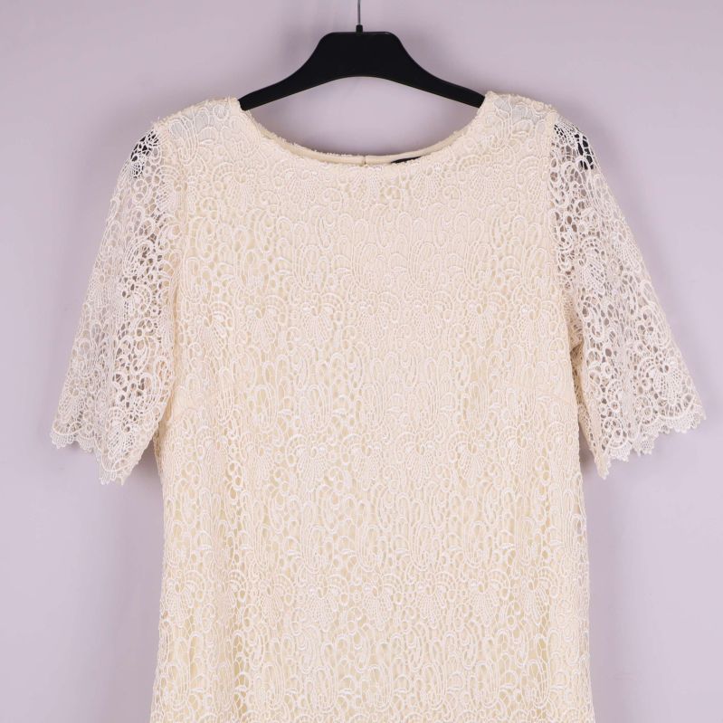 Närbild på klänningens överdel och spetsdetaljer