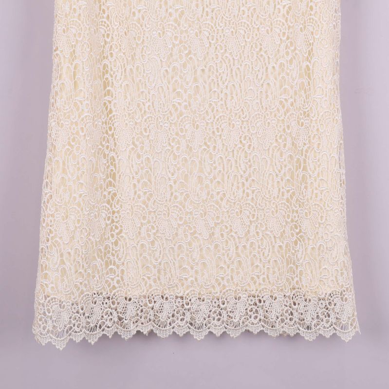 Närbild på klänningens nederkant med spetskant