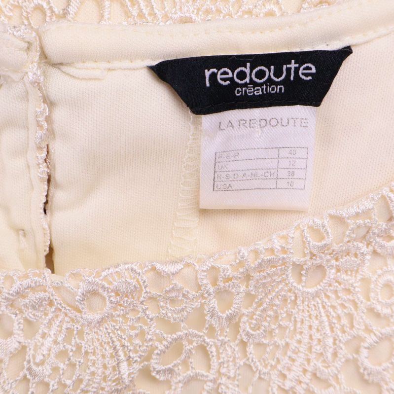 Närbild på etikett med La Redoute och storleksinformation