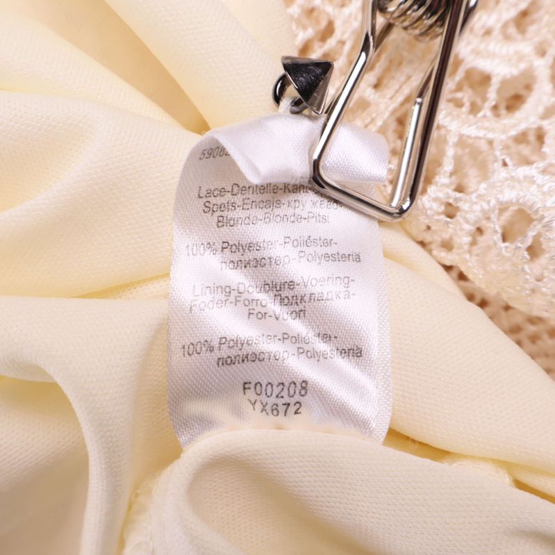 Materialetikett som visar 100 procent polyester