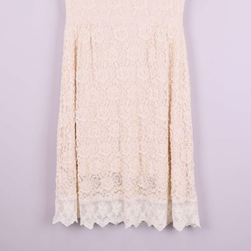 Nederdel av spetsklänning med transparent avslut