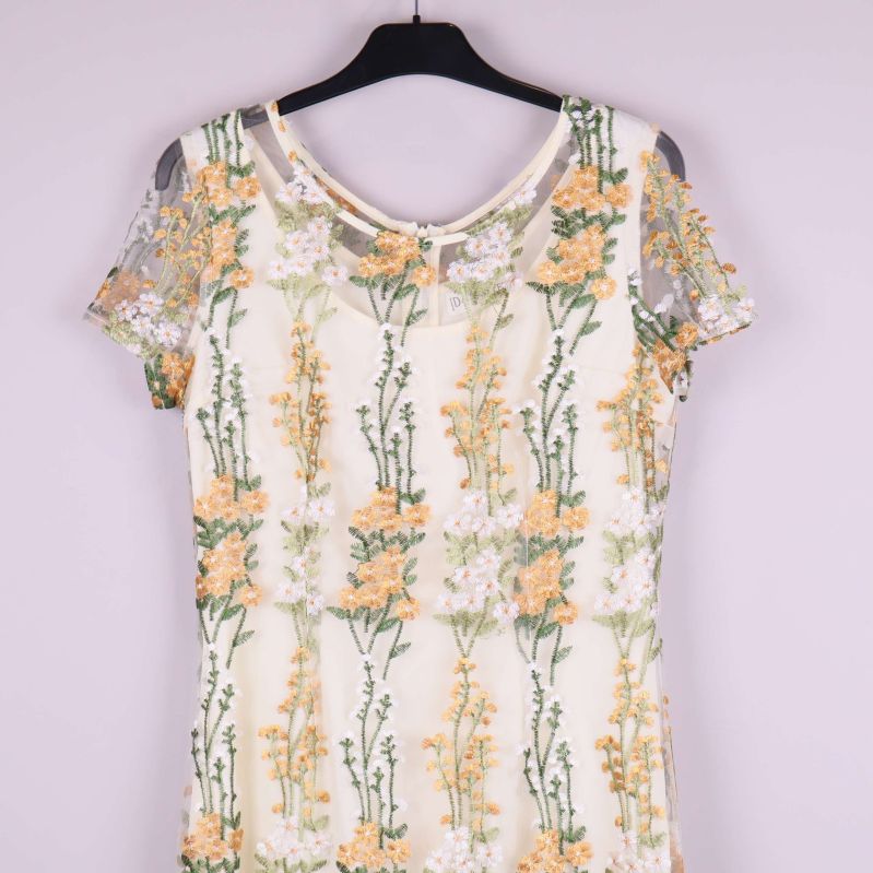 Övre del av blommig broderad klänning med mesh och kort ärm