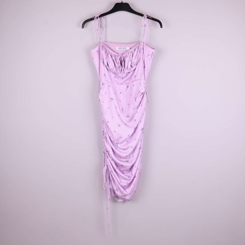 Lila klänning med blommönster på galge, helbild bakifrån