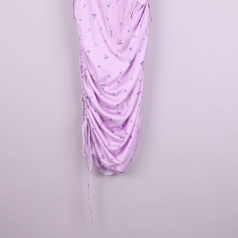 Nederdelen av klänningen med dragsko och rynkning