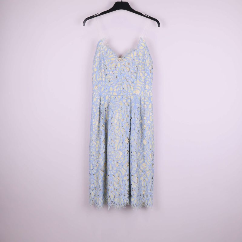 Framifrån helbild av klänning i blå och gul spets med axelband