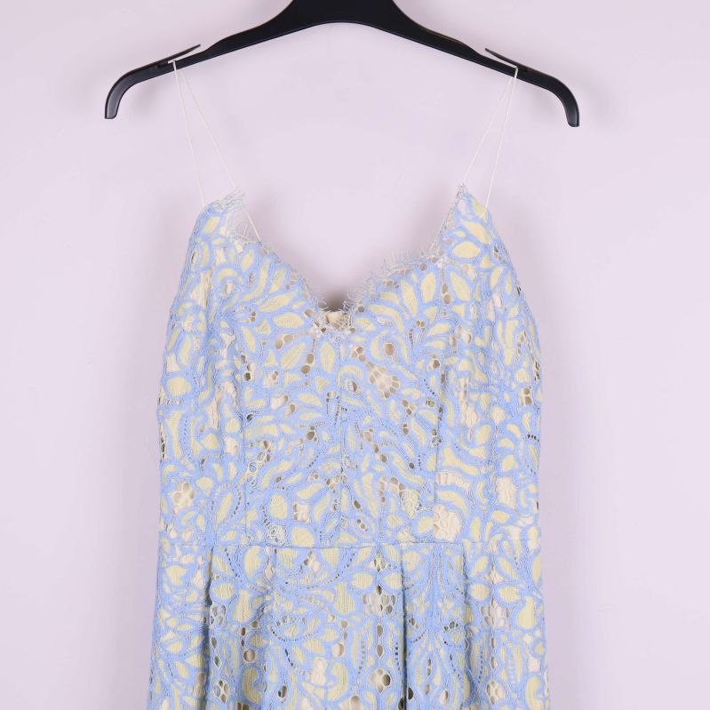 Övre delen av klänningen med V-ringning och axelband